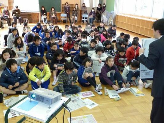 宇都宮市戸祭小　「新聞ができるまで」学ぶ