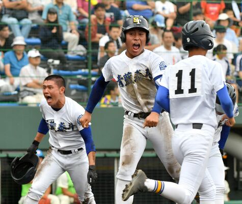 昨年夏の県大会でも活躍した石川（中央）