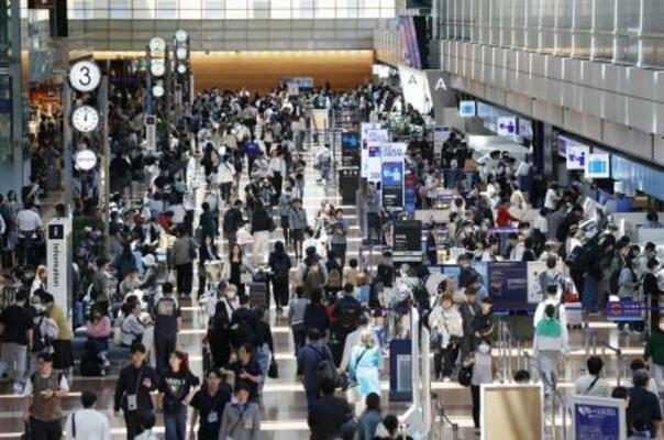 　ゴールデンウイーク後半の５連休初日を迎え、混雑する羽田空港の出発ロビー＝２日