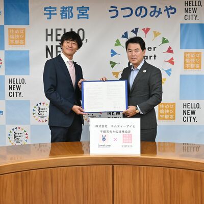 アプリを活用した連携協定書に調印した佐藤市長（右）と前多社長