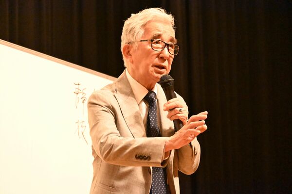 幸せや健康について自身の考え方を紹介する大村さん