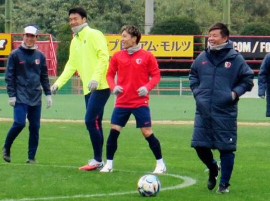 　練習を見守るＪ１鹿島の鬼木監督（右端）＝茨城県鹿嶋市