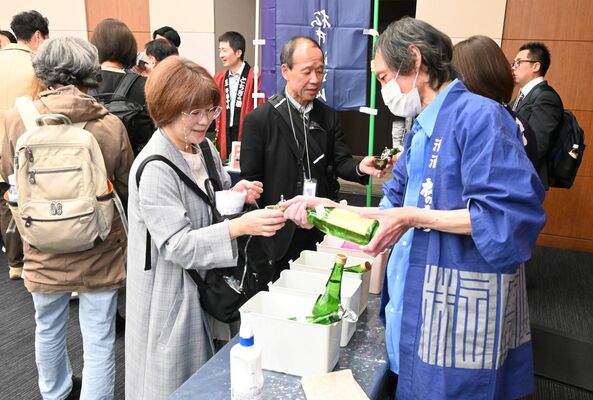 本県の蔵元が地酒をPRした新酒発表イベント=8日午後、東京都品川区