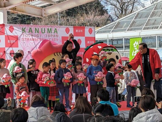 ベリーちゃんのテーマソングを発表する大仏さん（写真奥）と板荷小児童ら（鹿沼市提供）