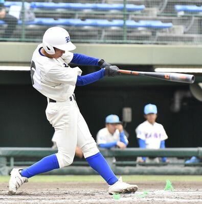 ５回、白鴎足利の藤村が２点適時二塁打を放つ＝エイジェックスタジアム
