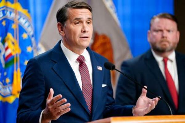 　コミー元米連邦捜査局長官に対する、２度目の起訴を発表するブランチ米司法長官代行＝２８日、ワシントン（ロイター＝共同）