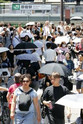 　外国人観光客らで混雑する東京・原宿の竹下通り＝６月