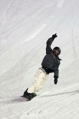 スノーボード女子ビッグエアで大技を決めて喜ぶ村瀬心椛=アスペン(ゲッティ=共同)