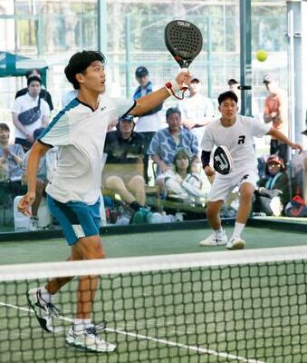パデルのアジア大会日本代表選考大会でプレーする畠山成冴。奥は富田一輝=兵庫県尼崎市