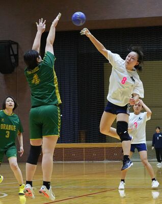 高校・一般の部女子決勝　後半２分、Ｌａｂｉの久我がシュートを放つ＝マルワ・アリーナとちぎ