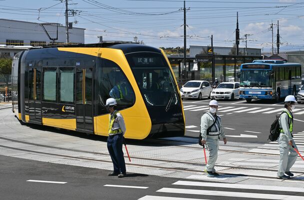 試運転するＬＲＴの車両＝27日午前、芳賀町