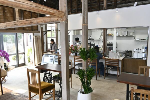 木目調のテーブルやいすが並ぶ店内