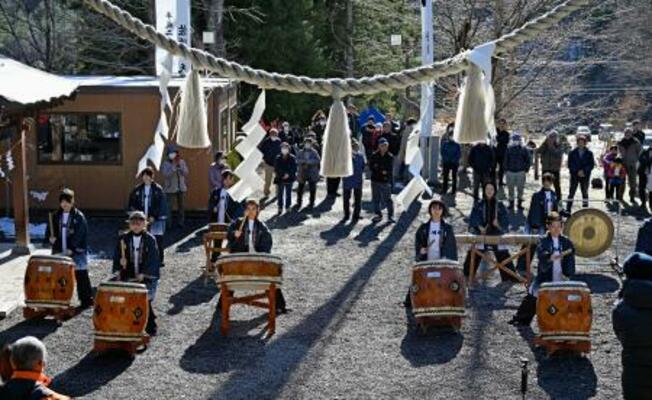 山津見神社の例大祭で披露された「虎捕太鼓」=6日午前、福島県飯舘村
