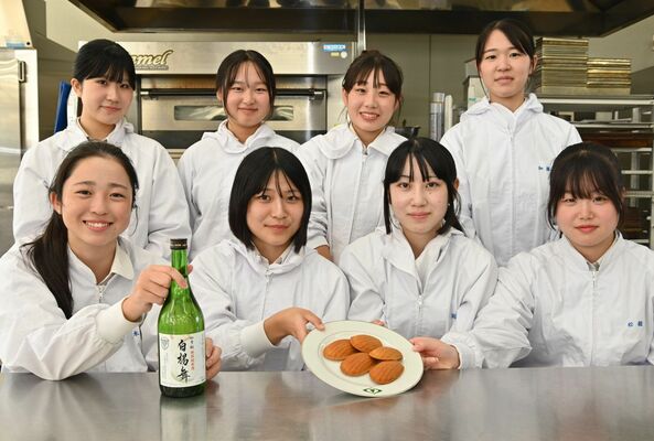 マドレーヌを開発したチーム「酒カス」
