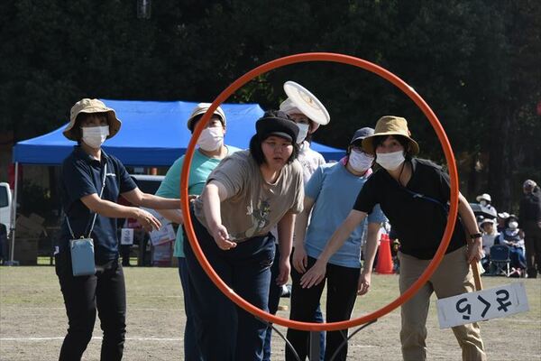 ディスクを投げる競技を楽しむ参加者