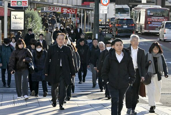 厚着姿で通勤、通学する人たち＝19日午前７時55分、宇都宮市駅前通り１丁目、河野光吉撮影