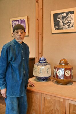 傘寿記念の個展を開く明石さん。右は八角形の壺