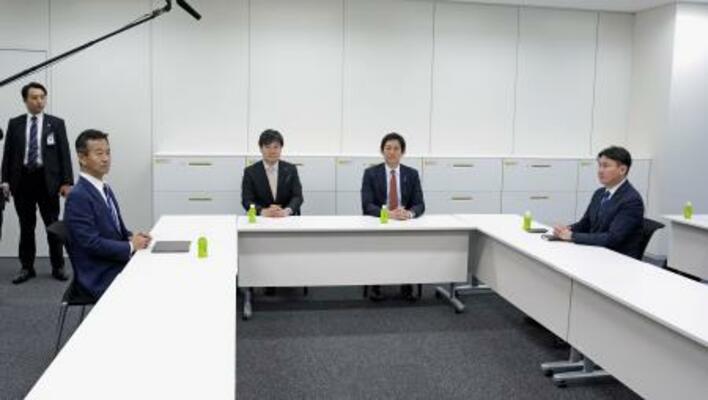 会談に臨む4党の政調会長=27日午後、国会