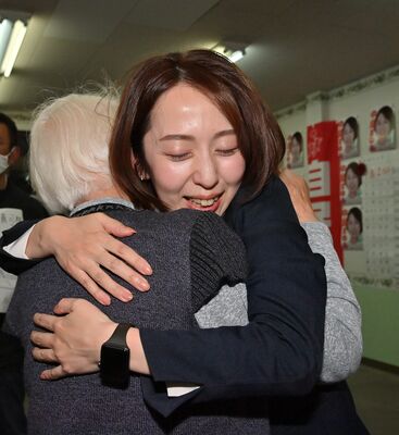 当選し、支持者と抱き合って喜ぶ中島真弓氏＝23日午後11時30分、足利市旭町