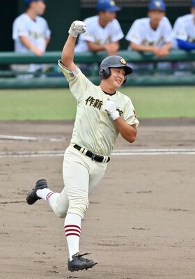 １回、作新の磯が右越え本塁打を放ち、右拳を掲げてダイヤモンドを回る＝県営