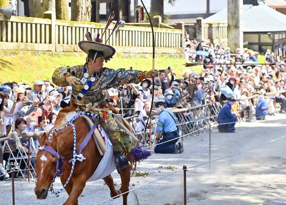４年ぶりの流鏑馬神事で勇壮に矢を放つ射手＝17日午後１時30分、日光市山内