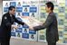 阿久澤教育長（右）にパネルを手渡す佐藤生活安全部長＝24日午後、県庁南別館