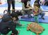ケズメリクガメに餌やりをする子どもたち
