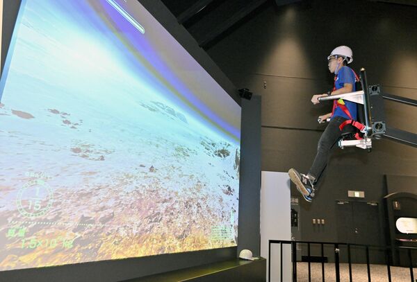 月や冥王星などでの重力を体験できる「グラビティジャンプ」=3日午後、宇都宮市西川田町