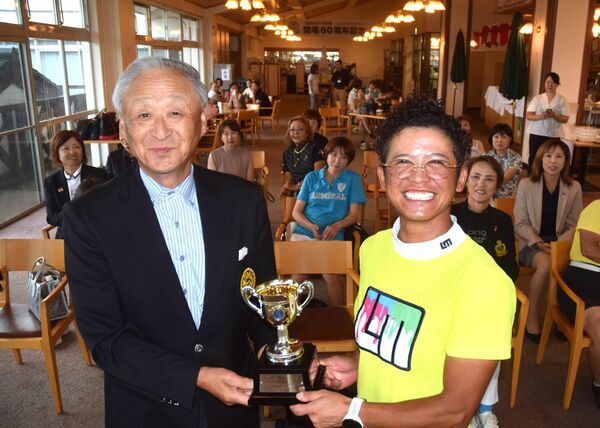 松本県ゴルフ連盟理事長(左)から優勝カップを受け取る野口=鹿沼CC