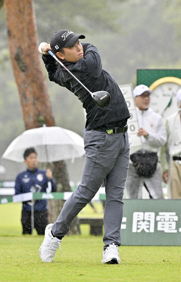 １番ティーショットを放つ前田＝日光ＣＣ、広瀬華撮影
