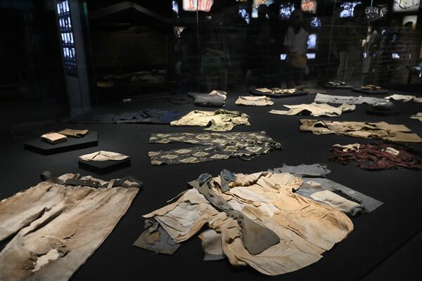 黒ずんで所々裂けた衣服など被爆の惨状を伝える平和記念資料館。劣化防止のため照明は暗くしている＝７月29日、広島市中区