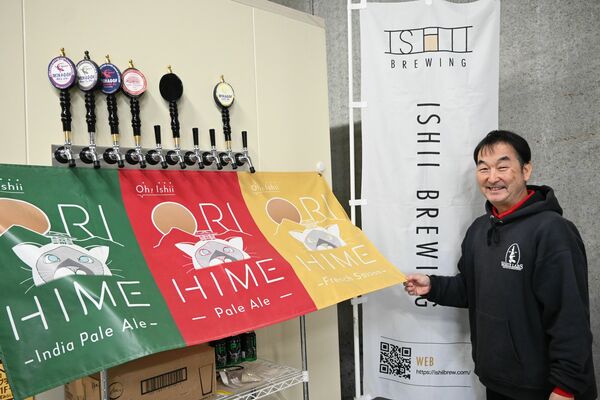 自社の看板商品「ＯＲＩＨＩＭＥ」を紹介する石井さん＝足利市