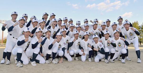 12年ぶり５度目のセンバツ出場を決め、気勢を上げる佐野日大ナイン＝１月30日、佐野日大高グラウンド、広瀬華撮影