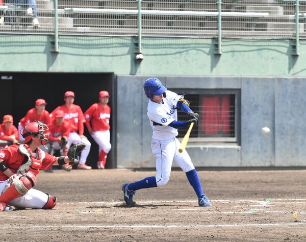 ４回、エイジェックの東が左越えに２点二塁打を放つ＝ジェットブラックフラワーズ、井上孝男撮影