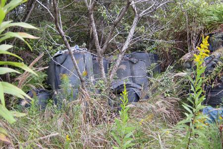 　岡山県吉備中央町の山中に放置された活性炭入りフレコンバッグ（同町の住民団体提供）