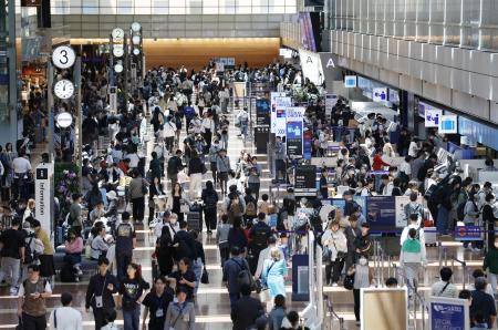 　ゴールデンウイーク後半の５連休初日を迎え、混雑する羽田空港の出発ロビー＝２日