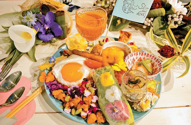 週替わりの「Ｓｌｏｗ＆Ｅａｓｙフラワープレート」この日メイン料理はガパオ。左はセットのブーケ