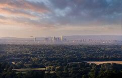 Robert De NiroがSalboyと共にマンチェスターを訪問す…