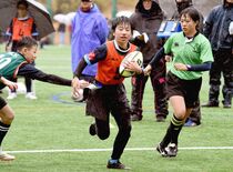 二刀流で五輪、目標に　県内唯一の女子高生レフェリー・佐野高寺内、選手と…