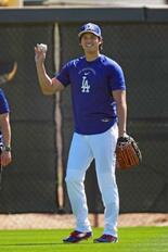 大谷は遠投、岡本は紅白戦で安打