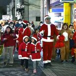 サンタ姿の100人が練り歩く　小山駅西口で「サンタウォーク」