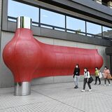 宇都宮市役所前にある“あのアート”よみがえる　初めての修復、朱色鮮やかに