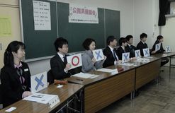 公務員志望者を応援／宇都宮で初の座談会／現役が学生らに指南