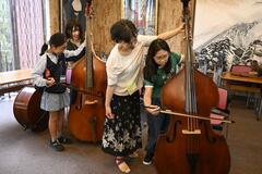 楽器に触れ演奏も