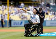国枝さん、力強く始球式