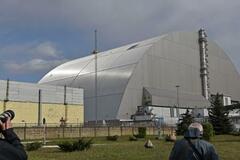 原子炉覆うシェルターに多数の穴