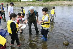 虫や魚を捕まえ子どもたち笑顔