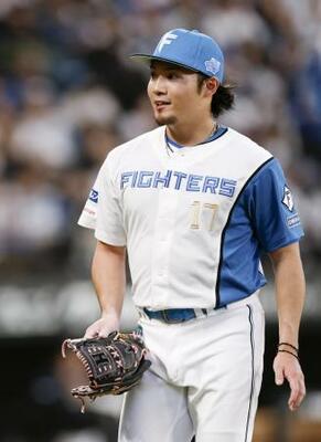 　４回、２死満塁のピンチを切り抜けた日本ハム・伊藤＝エスコンフィールド