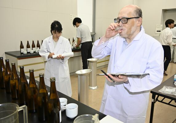 出品酒の出来栄えを審査する鑑定官ら＝２日午前、宇都宮市