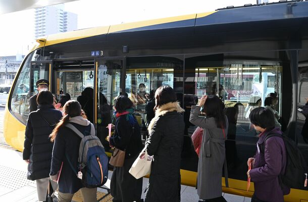 ＬＲＴ車両に乗り込む参加者
